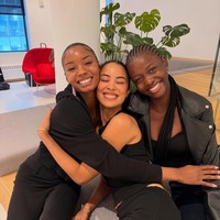 Solange Omon berasal dari Kamerun namun menetap, bekerja, dan kuliah di Maine, New England, Amerika Serikat. Setelah terpilih masuk 10 besar Angels Among Us, ia terbang ke New York bersama model lainnya untuk mengikuti pelatihan runway, sesi pemotretan, fiting busana, dan aktivitas lainnya. Satu per satu peserta tereliminasi hingga tersisa tiga finalis utama: Omon, Andre&iacute;na Mart&iacute;nez, dan Tatyana Tinsley.&nbsp; Foto: Dok. Getty Images, Instagram