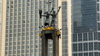 Seluruh Pembentang Spanduk Greenpeace di Bundaran HI Dibawa ke Klinik Polda