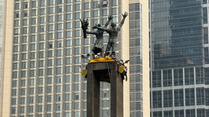 Spanduk sempat dibentangkan di Patung Selamat Datang, Bundaran HI, Jakarta Pusat, oleh Greenpeace Indonesia pagi ini (Adhfar/detikcom)