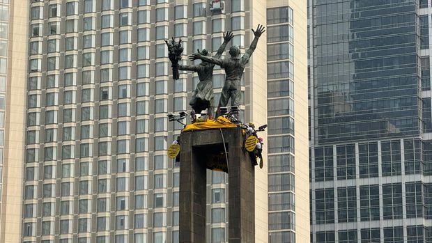 Spanduk sempat dibentangkan di Patung Selamat Datang, Bundaran HI, Jakarta Pusat, oleh Greenpeace Indonesia pagi ini (Adhfar/detikcom)