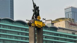 Greenpeace Holds Its Ground at Bundaran HI Statue, Unfurls Banner