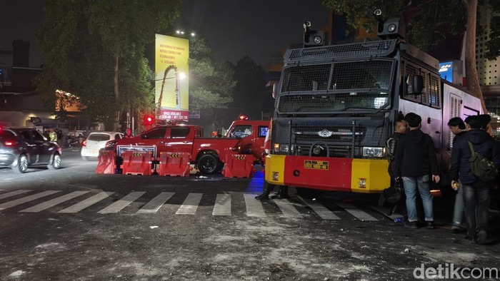 Suasana usai polisi diserang di perempatan Jalan Cikapayang, Kota Bandung