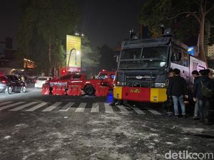 Video Truk Polisi Dibakar Seusai Aksi Demo Bandung, 3 Anggota Terluka