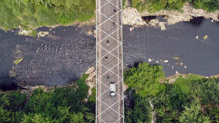 Ngeri Sungai Cileungsi Tercemar hingga Hitam Bak Oli