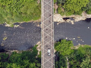 Ngeri Sungai Cileungsi Tercemar hingga Hitam Bak Oli