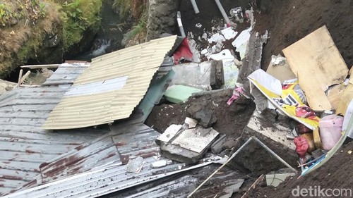 Tanah longsor di Perumahan Teras Dati, Banjar Jaga Satru, Desa Kediri, Kecamatan Kediri, Tabanan mengakibatkan dua rumah warga terdampak.