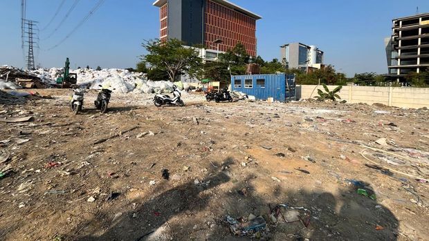 Tempat pembuangan sampah di jalan inspeksi Banjir Kanal Timur (BKT), Bekasi