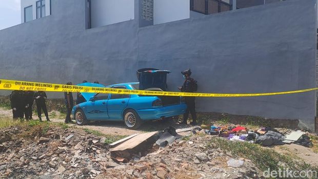 Tim Gegana saat melakukan olah TKP rumah kontrakan AS di Desa Purbaya, Kecamatan Baki, Sukoharjo, Selasa (20/10/2026). Tim Gegana saat melakukan olah TKP rumah kontrakan AS di Desa Purbaya, Kecamatan Baki, Sukoharjo, Selasa (20/10/2026).