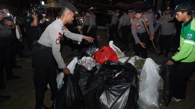 TNI dan Polri bantu bersihkan sampah usai ada aksi di Jakarta