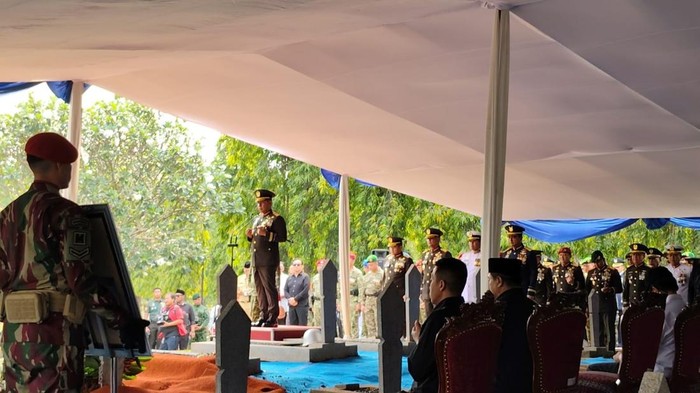 Upacara pemakaman Subagyo HS (Shonya/detikcom)