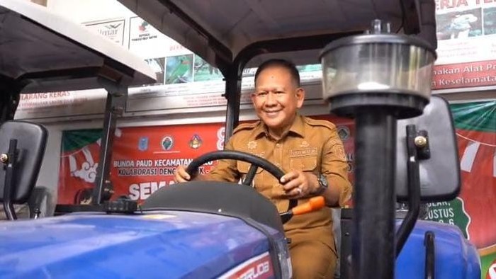 Wabup Merangin saat mengecek bantuan traktor buat petani