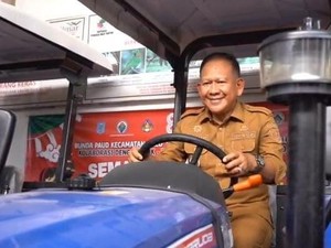 Dorong Percepatan Tanam, Pemkab Merangin Beri Bantuan 5 Traktor ke Petani