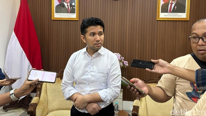 Wakil Gubernur Emil Dardak saat menyampaikan adanya SMA/SMK di Jatim yang masih saja menahan ijazah.
