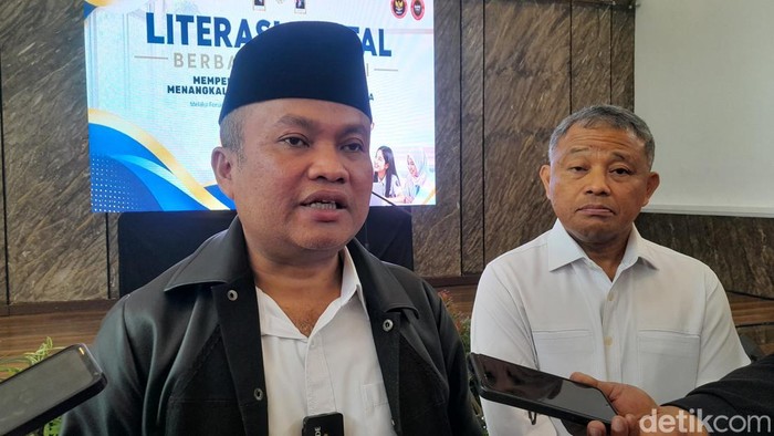 Wakil Ketua Komisi XIII DPR RI Sugiat Santoso dan Plt Deputi Bidang Kesiapsiagaan Nasional dan Kontra Radikalisasi BNPT Irjen Pol Wawan Ridwan di Medan (Foto: Nizar Aldi/detikSumut)