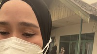 Maaf banget nangis mulu, selama ku turun ke lapangan kok ini rasanya paling emosional ya?! 4 bulan masih kaya begini dan belum tau kapan akan selesai. Bagi ibu 4 anak ashma, bikin semakin berat membayangkan hidup dalam situasi ini. Orang bakar sampah deket rumah aja aku was was, jelasnya. Foto: dok instagram Zaskia Adya Mecca