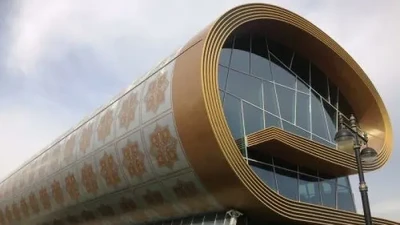 10 Bangunan Suka-suka Arsiteknya: Gedung Mirip Karpet Digulung-Hotel Bentuk Gitar