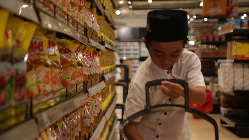 30 Anak yatim berbelanja di TransMart 30 Anak yatim berbelanja di TransMart
