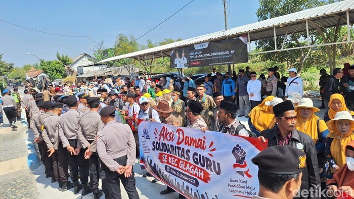 Aksi damai guru untuk membela kepsek yang dipukul oknum TNI di Lamongan