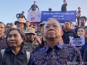 Koster Temui Massa Aksi Kamisan Bali, Janji Naikkan Upah Dekati Rp 5,2 Juta