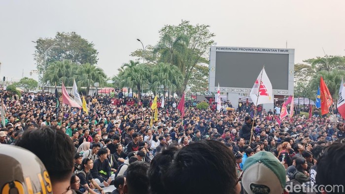 Aksi massa yang memenuhi halaman Kantor Gubernur Kalimantan Timur, Rabu (21/10/2026). (Riani Rahayu/detikKalimantan)