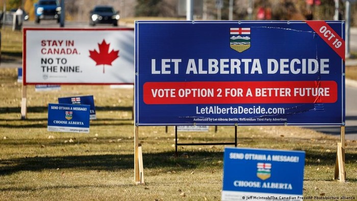 Poster kampanye referendum terkait tuntutan sebagian warga Alberta untuk memisahkan diri dari Kanada, dipicu ketidakpuasan terhadap kebijakan pemerintah federal (Jeff McIntosh/The Canadian Press/AP Photo/picture alliance)