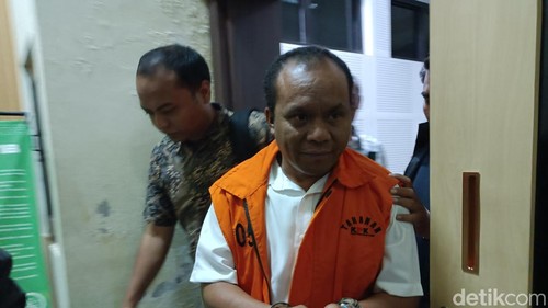 Terdakwa Alvonsus Gani menghadiri sidang perdana di Pengadilan Tipikor Mataram, Rabu (21/10/2026). (Foto : Abdurrasyid Efendi/detikBali).