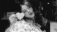 Anneth berpose lucu di atas bunga pemberian Hokky Caraka. (Foto: dok Instagram hokkycaraka_)