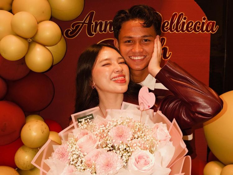 Anneth Ultah ke-21, Asyik Dapat Kado Bunga dari Hokky Caraka
