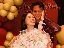 Anneth Ultah ke-21, Asyik Dapat Kado Bunga dari Hokky Caraka