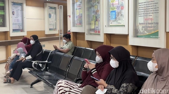 Antrean warga yang hendak berobat di rumah sakit