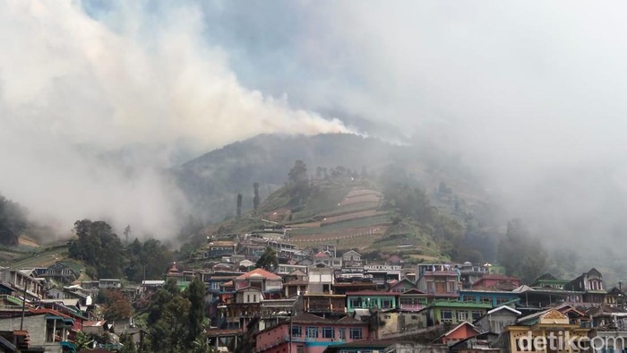 Asap kebakaran hutan di Gunung Sumbing wilayah Kaliangkrik, Kabupaten Magelang, Rabu (21/10/2026).