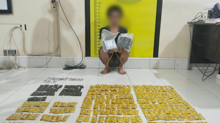 Barang bukti narkoba dan tersangka yang diamankan (Foto: dok Polda Riau)
