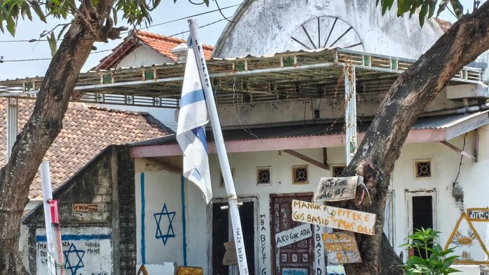 Bendera Israel yang terpasang di rumah warga Made, Lamongan