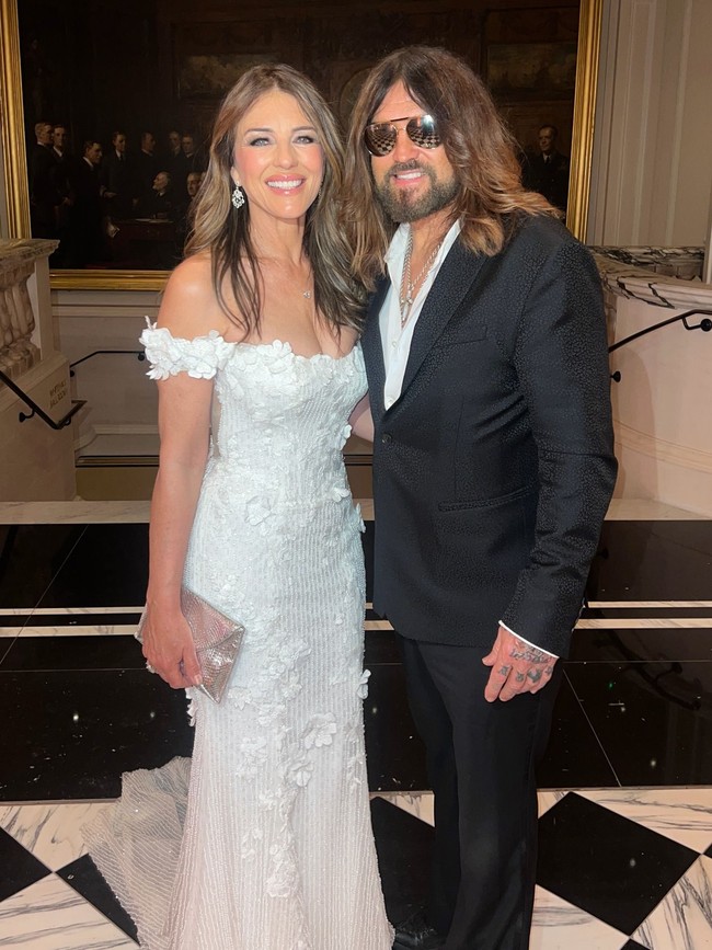 Billy dan Liz disebut sudah bertunangan setelah setahun berpacaran. Dilaporkan bahwa musisi country yang merupakan ayah Miley Cyrus tersebut melamar sang aktris di sela-sela syuting. Foto: Instagram @elizabethhurley1