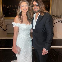 Billy dan Liz disebut sudah bertunangan setelah setahun berpacaran. Dilaporkan bahwa musisi country yang merupakan ayah Miley Cyrus tersebut melamar sang aktris di sela-sela syuting. Foto: Instagram @elizabethhurley1