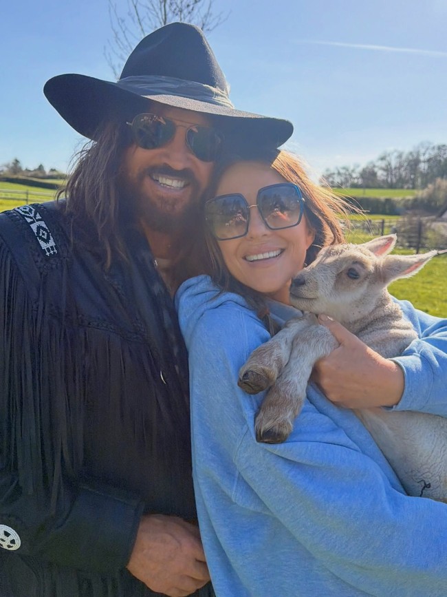 Dia sedang syuting film The Burbs, menurutku, cincin ini bukan sekadar properti syuting, kata sumber kepada Page Six. Foto: Instagram @elizabethhurley1
