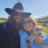 Dia sedang syuting film The Burbs, menurutku, cincin ini bukan sekadar properti syuting, kata sumber kepada Page Six. Foto: Instagram @elizabethhurley1