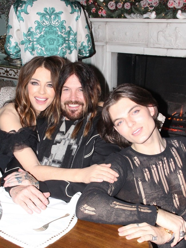 Sementara itu, Billy Ray sendiri telah memberikan petunjuk lewat unggahan dengan emoji cincin di Instagram. Postingan bintang Hannah Montana itu kemudian ditanggapi oleh putra Elizabeth, Damian, dengan emoji bernuansa perayaan.Foto: Instagram @elizabethhurley1