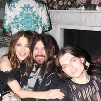 Sementara itu, Billy Ray sendiri telah memberikan petunjuk lewat unggahan dengan emoji cincin di Instagram. Postingan bintang Hannah Montana itu kemudian ditanggapi oleh putra Elizabeth, Damian, dengan emoji bernuansa perayaan.Foto: Instagram @elizabethhurley1