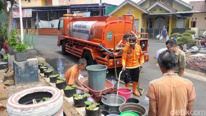 BPBD Ciamis melakukan distribusi air bersih di wilayah yang mengalami krisis akibat kemarau.