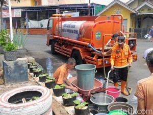 Kekeringan di Ciamis: 24 Kecamatan Terdampak, Antrean Air Panjang