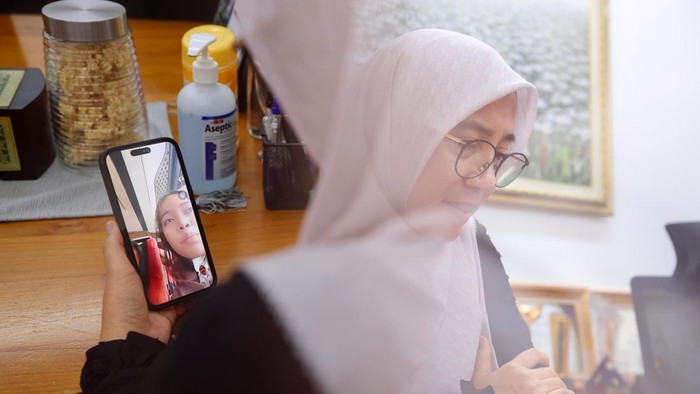 Bupati Banyuwangi Ipuk Fiestiandani saat vidio call bersama peserta Gandrung Sewu korban KMP Batumandi terbakar di Merak. Bupati Banyuwangi Ipuk Fiestiandani saat vidio call bersama peserta Gandrung Sewu korban KMP Batumandi terbakar di Merak.