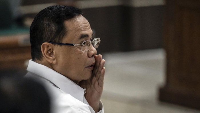 Bupati Pati nonaktif Sudewo (tengah) berkonsultasi dengan tim kuasa hukumnya dalam sidang putusan kasus dugaan suap dan gratifikasi.