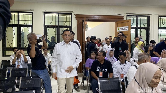 Bupati Pati nonaktif, Sudewo, memasuki ruang sidang Pengadilan Tipikor Semarang menjelang sidang vonis, Rabu (21/10/2026).