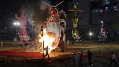 Cara Warga India Kampanye Kebersihan: Bakar Patung Kecoa Raksasa