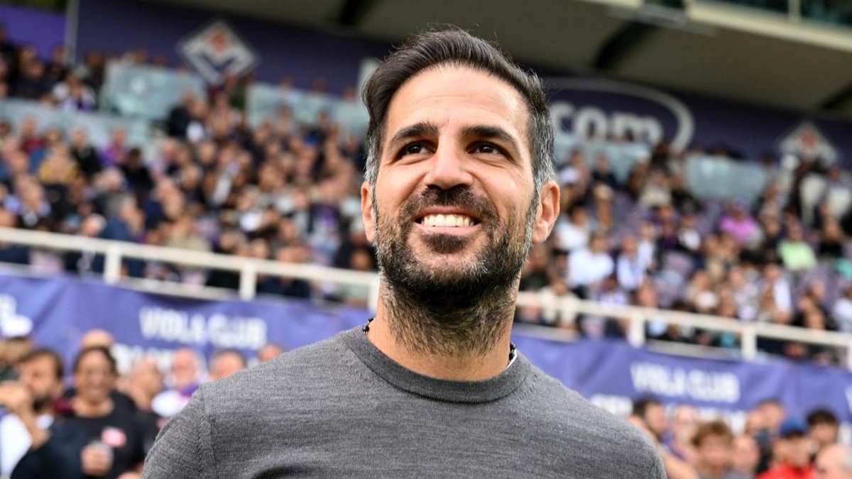 Pelatih Como Cesc Fabregas berjanji akan parkir bus lawan Manchester United. (REUTERS/Jennifer Lorenzini)