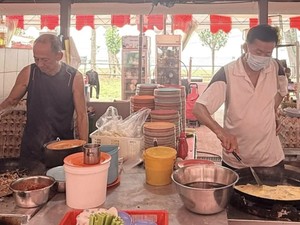 Cuma Buka saat Musim Ziarah, Penjual Kwetiau Curhat Sepi Pengunjung