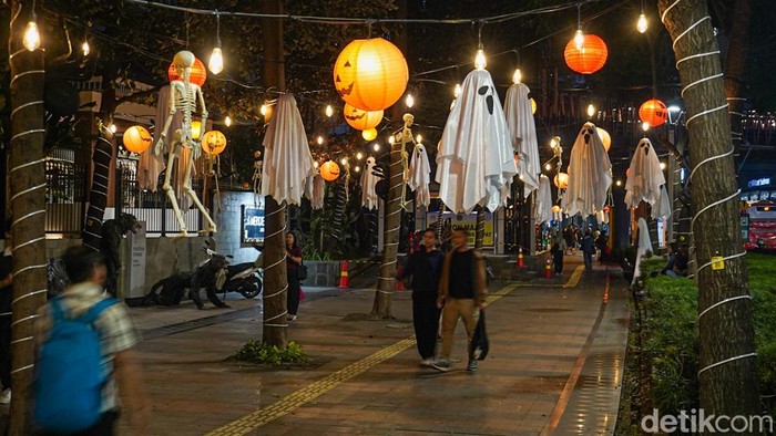 Dekorasi Halloween menghiasi pedestrian depan Hotel Le Meridien, Jakarta Pusat, Rabu (21/10/2026). Ornamen labu dan tengkorak menarik perhatian warga.