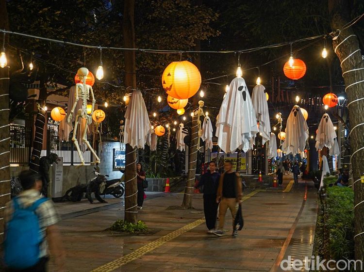 Dekorasi Halloween Hiasi Trotoar Jakarta Pusat