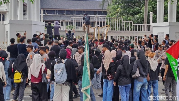 Massa Front Mahasiswa Aceh Resistance kembali menggelar aksi di depan Kantor Gubernur Aceh.